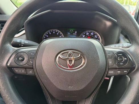 Used 2021 Toyota RAV4 LE AWD/4WD image 15