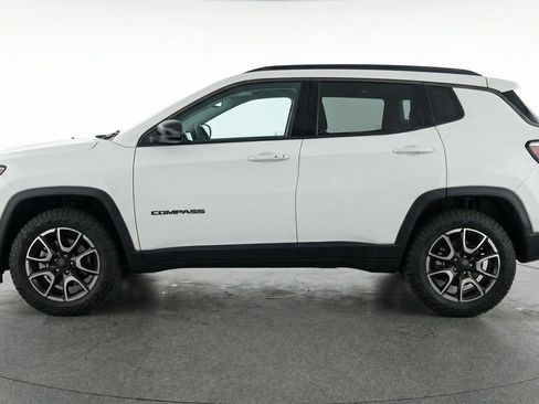 Used 2025 Jeep Compass Trailhawk image 5