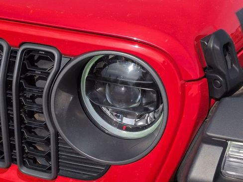 Used 2025 Jeep Wrangler Rubicon image 9