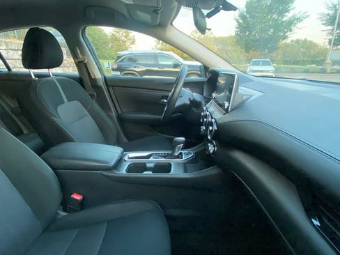 Used 2025 Nissan Sentra SV FWD image 8