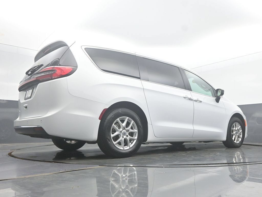 Used 2024 Chrysler Pacifica Touring-L FWD image 54