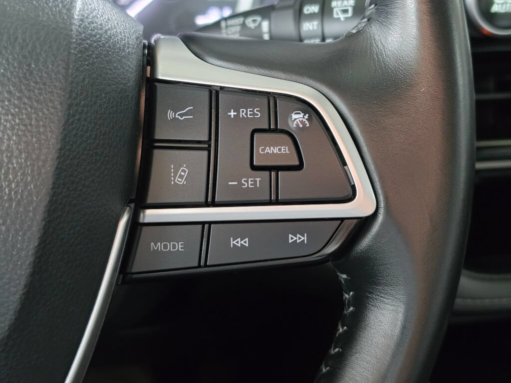Used 2023 Toyota Highlander XLE AWD/4WD image 35