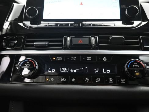 Used 2025 Nissan Pathfinder SL w/ Black Appearance Package AWD/4WD image 17