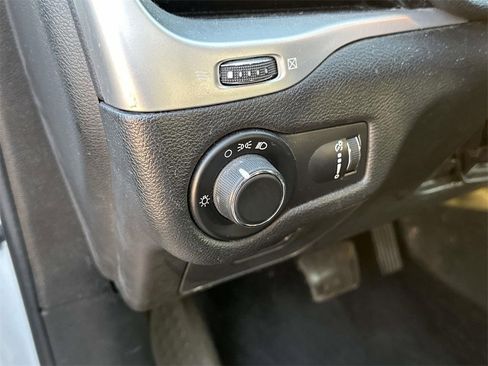 Used 2014 Jeep Cherokee Sport image 20