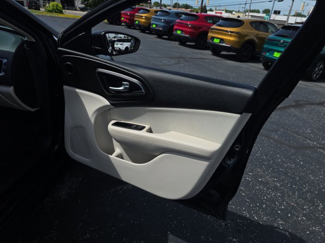Used 2016 Chrysler 200 Limited FWD image 33