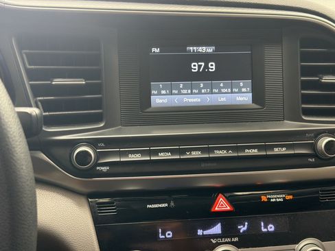 Used 2020 Hyundai Elantra SE w/ Winter Weather Package FWD image 23