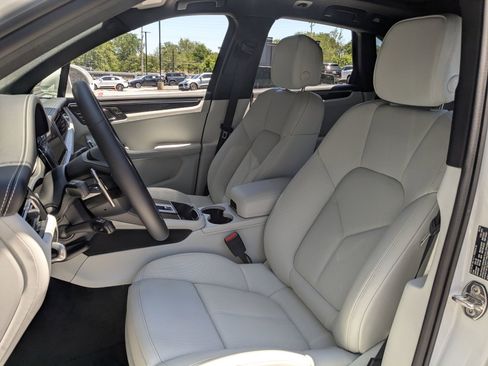 New 2026 Porsche Macan AWD/4WD image 5