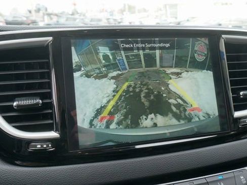 Used 2024 Chrysler Pacifica Touring-L image 17