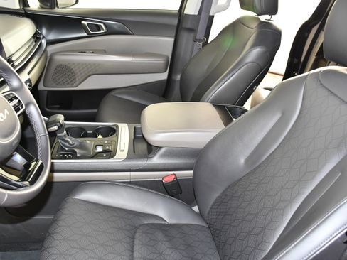 Used 2025 Kia Carnival FWD image 38