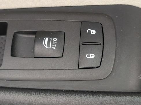 Used 2023 Chrysler Pacifica Touring-L FWD image 33