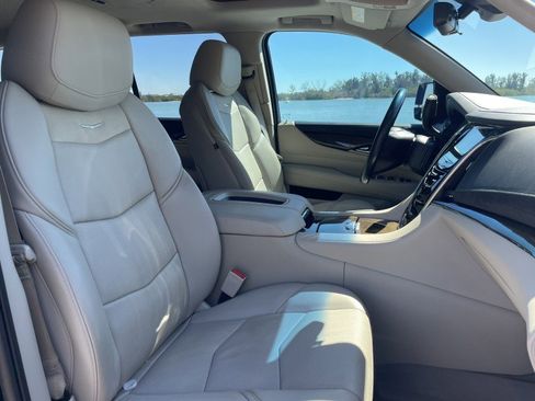 Used 2020 Cadillac Escalade Premium Luxury image 7