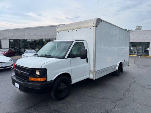 Used 2016 Chevrolet Express 4500 RWD image 1