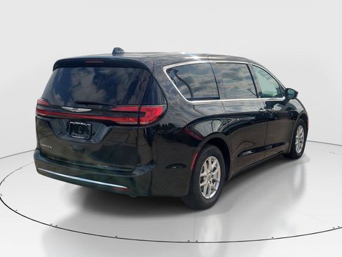 Used 2024 Chrysler Pacifica Touring-L FWD image 4