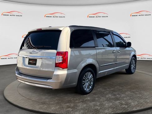 Used 2015 Chrysler Town & Country Touring-L w/ Driver Convenience Group FWD image 10