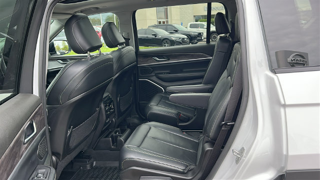 Used 2022 Jeep Grand Cherokee L Limited AWD/4WD image 23