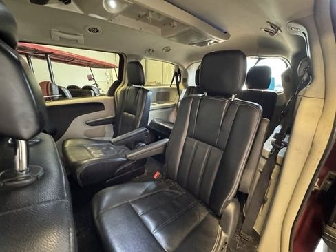 Used 2015 Chrysler Town & Country Touring image 5