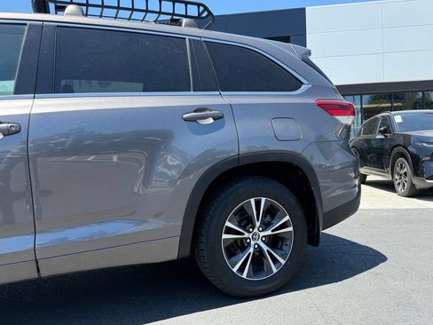 Used 2018 Toyota Highlander Plus w/ Preferred Accessory Package AWD/4WD image 6