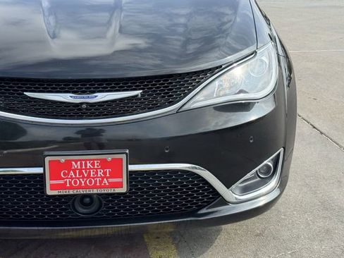 Used 2020 Chrysler Pacifica Touring-L Plus w/ Tire & Wheel Group FWD image 4