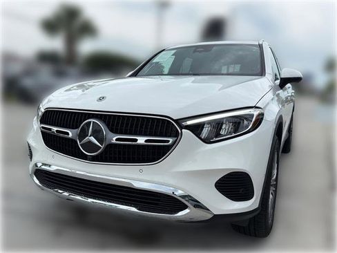 Used 2025 Mercedes-Benz GLC 300 image 3