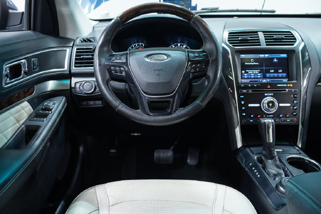 Used 2016 Ford Explorer Platinum AWD/4WD image 3