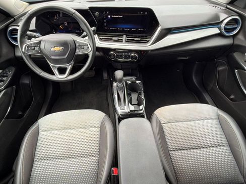 Used 2025 Chevrolet Trax LT w/ LT Convenience Package FWD image 16