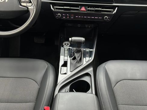 Certified 2025 Kia Niro EX FWD image 17