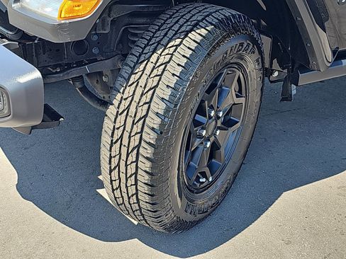 Used 2022 Jeep Gladiator Sport image 32