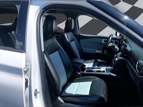 Certified 2022 Ford Explorer XLT w/ Equipment Group 202A AWD/4WD image 7
