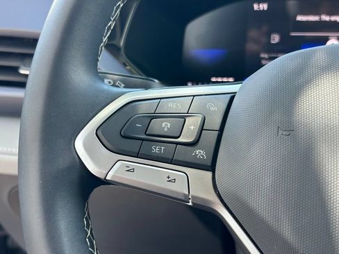 Used 2024 Volkswagen Taos SE w/ Panoramic Sunroof Package FWD image 18