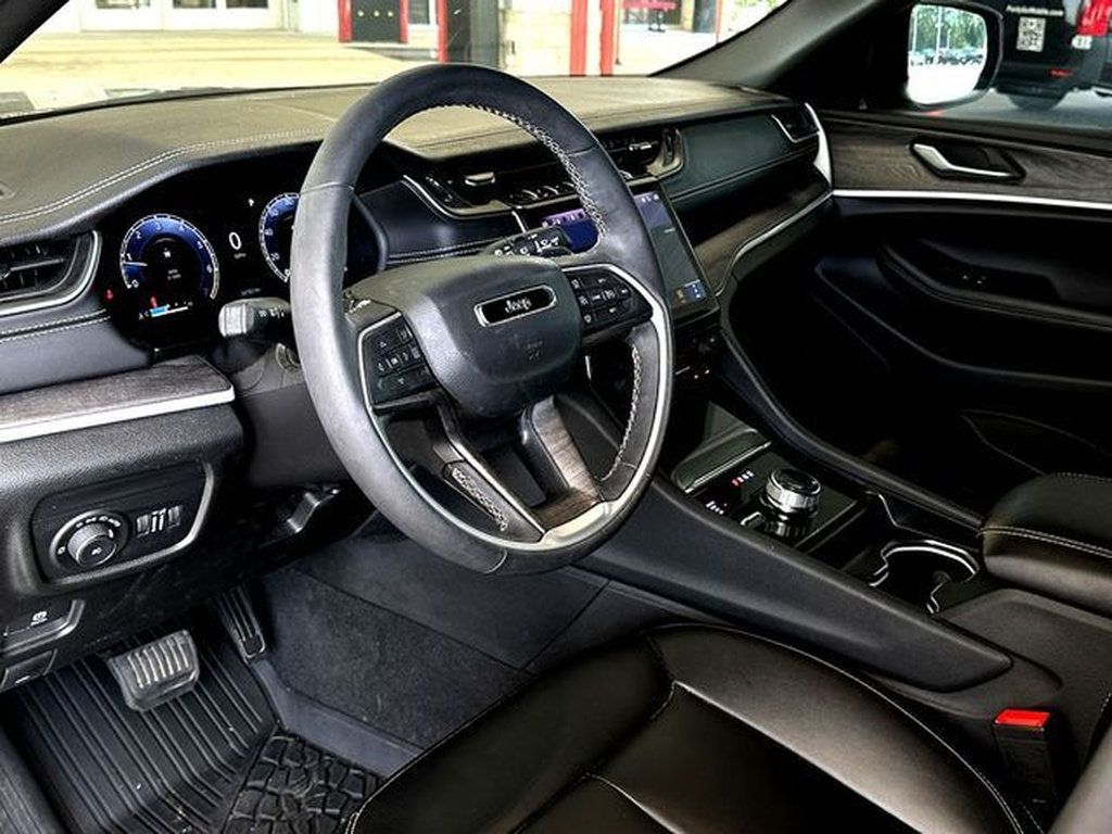 Used 2025 Jeep Grand Cherokee Limited w/ Black Appearance Package AWD/4WD image 13