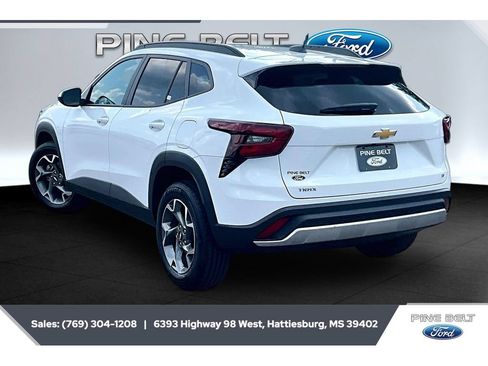 Used 2025 Chevrolet Trax LT w/ LT Convenience Package FWD image 2