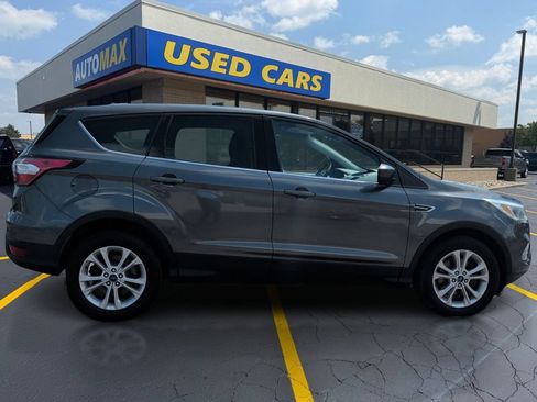 Used 2017 Ford Escape SE AWD/4WD image 2