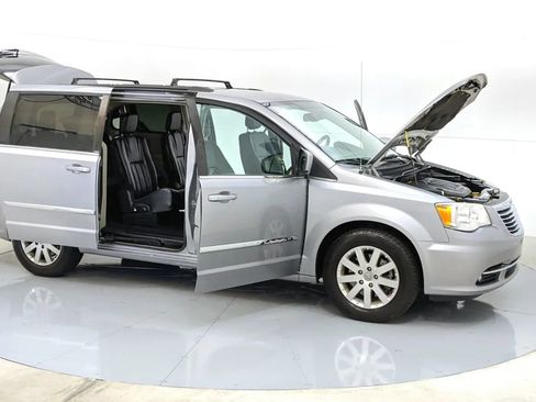 Used 2014 Chrysler Town & Country Touring image 34