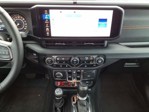 Used 2025 Jeep Gladiator Mojave w/ Convenience Group AWD/4WD image 26