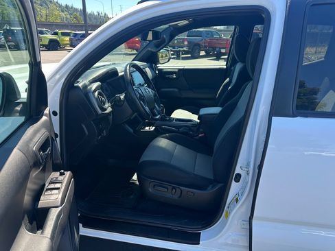 Used 2022 Toyota Tacoma TRD Sport AWD/4WD image 13