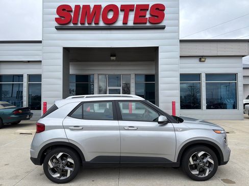 Used 2025 Hyundai Venue SEL image 1