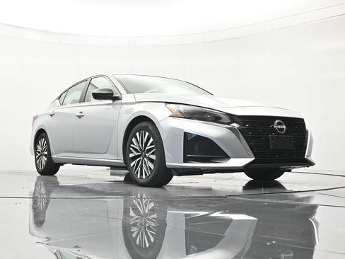 Certified 2024 Nissan Altima 2.5 SV FWD image 38