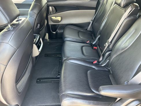 Used 2025 Kia Carnival FWD image 16