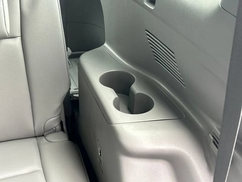Used 2019 Toyota Highlander XLE AWD/4WD image 38