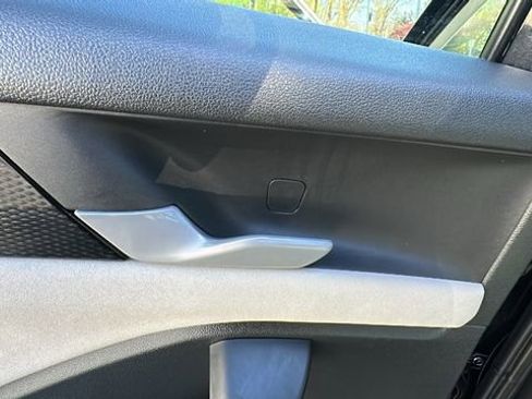 Used 2025 Volkswagen Tiguan SE AWD/4WD image 31