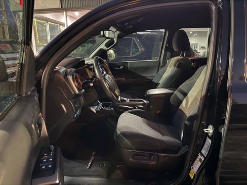 Used 2021 Toyota Tacoma TRD Off-Road AWD/4WD image 20