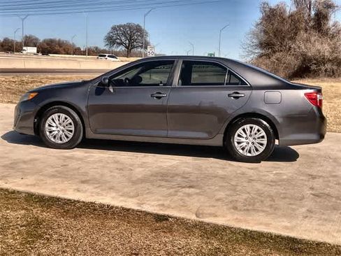 Used 2012 Toyota Camry L image 4