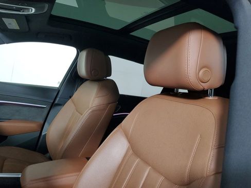 Used 2019 Audi e-tron Prestige w/ Prestige Package image 21