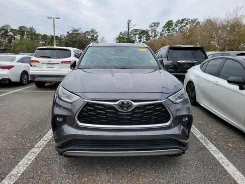Used 2023 Toyota Highlander Platinum image 2