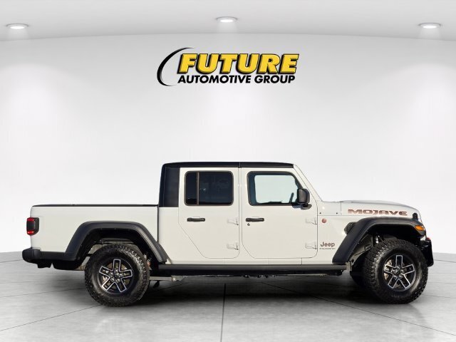 Used 2025 Jeep Gladiator Mojave w/ Convenience Group AWD/4WD image 4