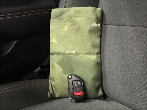 Used 2025 Jeep Wrangler Unlimited Sahara AWD/4WD image 32