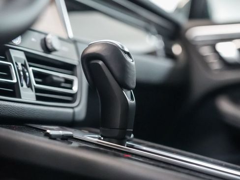 Certified 2023 Porsche Macan S AWD/4WD image 27