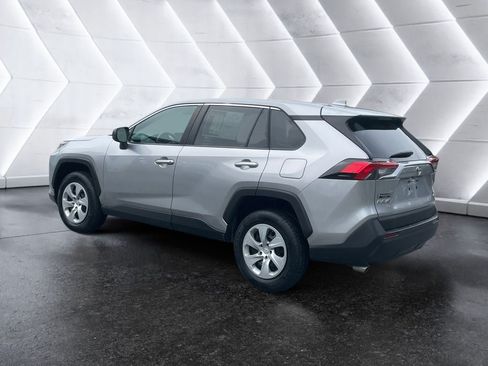 Used 2022 Toyota RAV4 LE AWD/4WD image 4