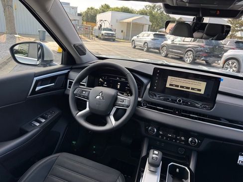 Used 2025 Mitsubishi Outlander SE image 24