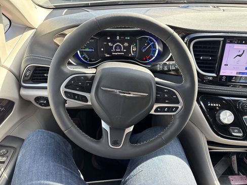Used 2023 Chrysler Pacifica Limited FWD image 18
